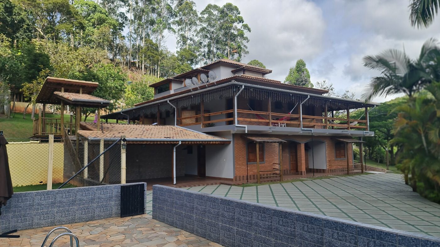 Fachada principal da Pousada Toledo em meio ao verde