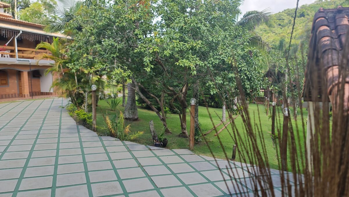 Área verde e gramado da pousada