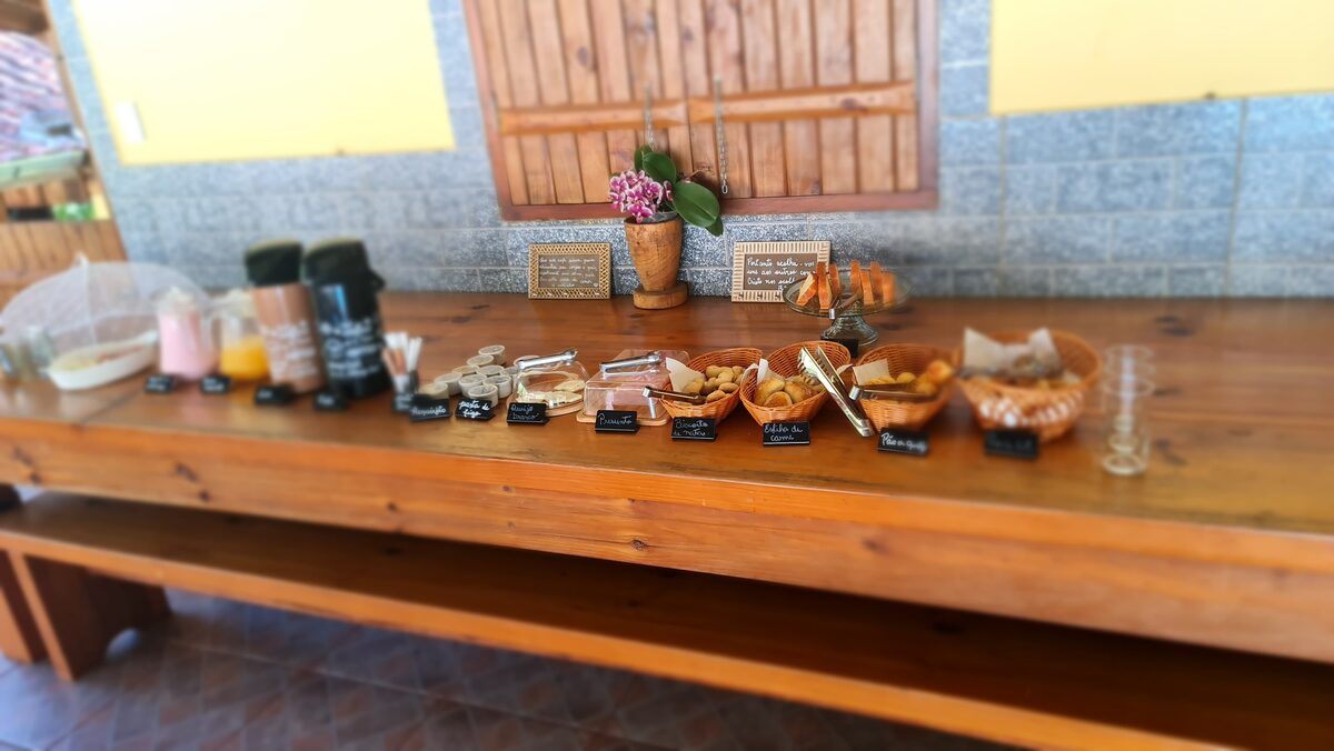 Mesa de café da manhã servida