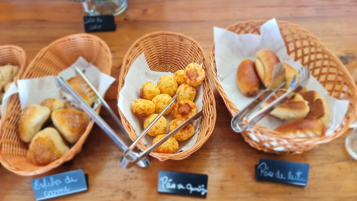 Pães e quitutes caseiros do café da manhã